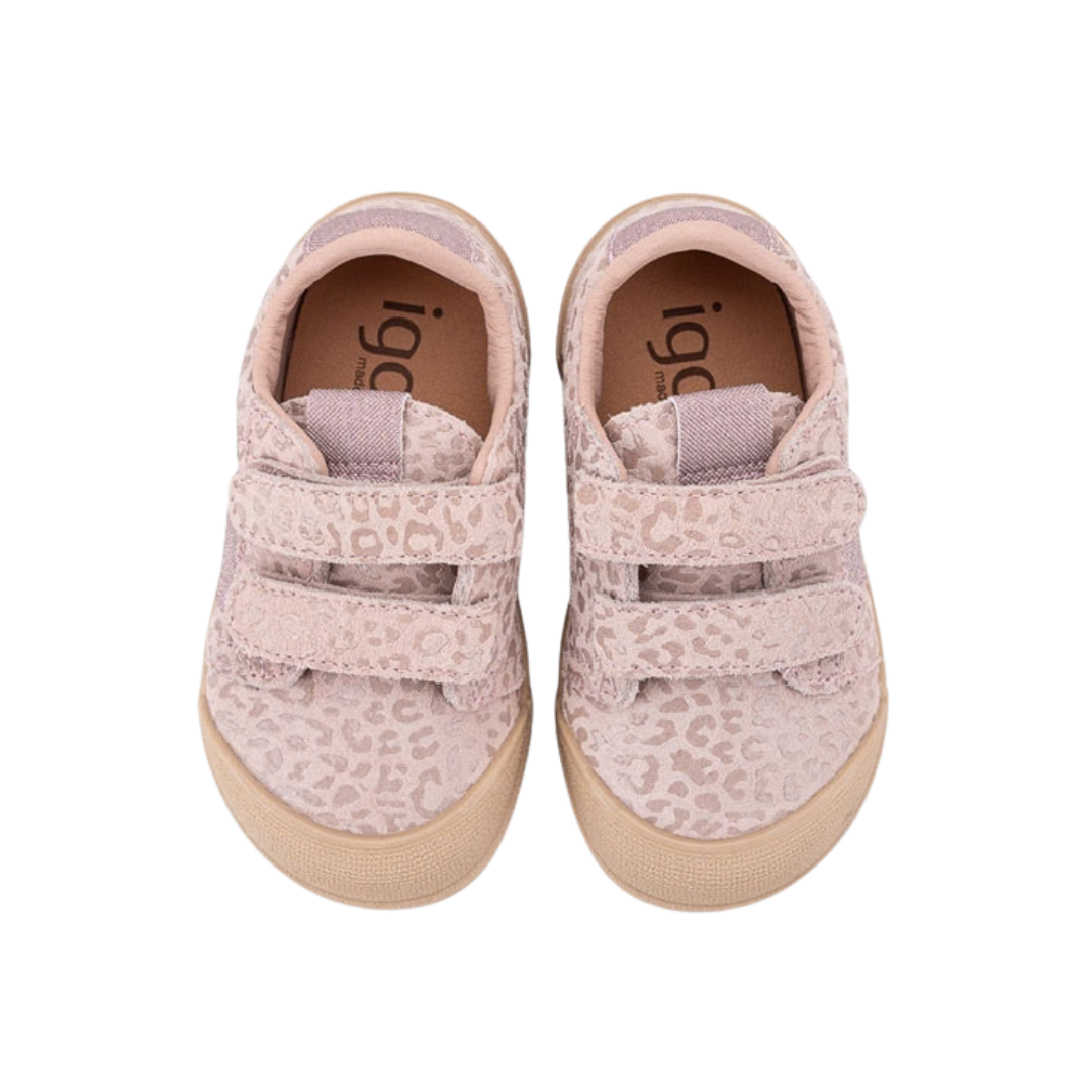 ténis infantis cor de rosa com padrão de leopardo e fechos de velcro