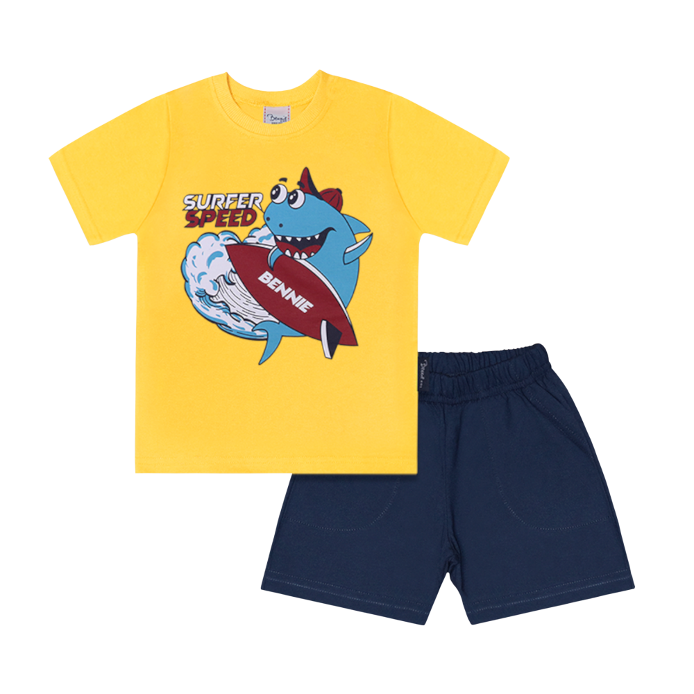 Conjunto infantil com t-shirt amarela com estampa de tubarão a surfar e calções azuis escuros