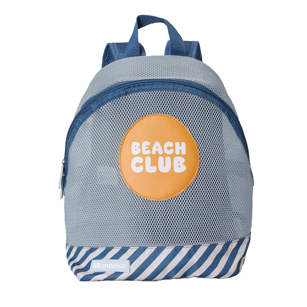 Mochila infantil azul com detalhe BEACH CLUB e riscas diagonais na base