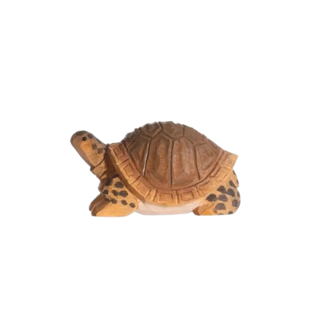 Escultura de tartaruga em madeira com manchas pretas e casco castanho