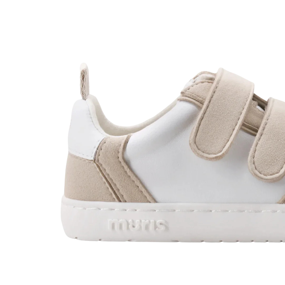 Tênis infantil branco com detalhes bege e fecho de velcro