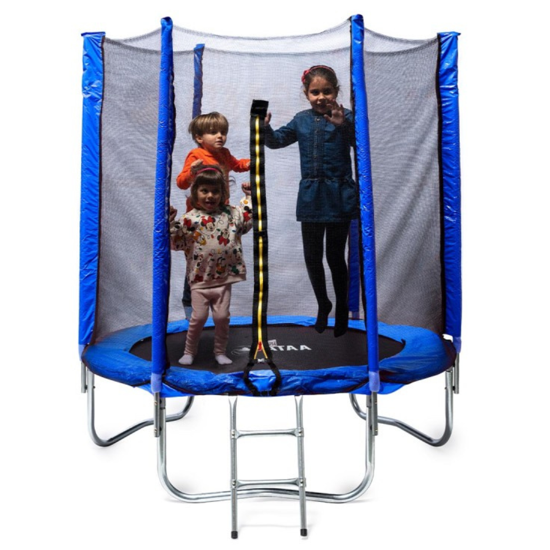 Cama elástica com proteção azul e rede de segurança com crianças a saltar