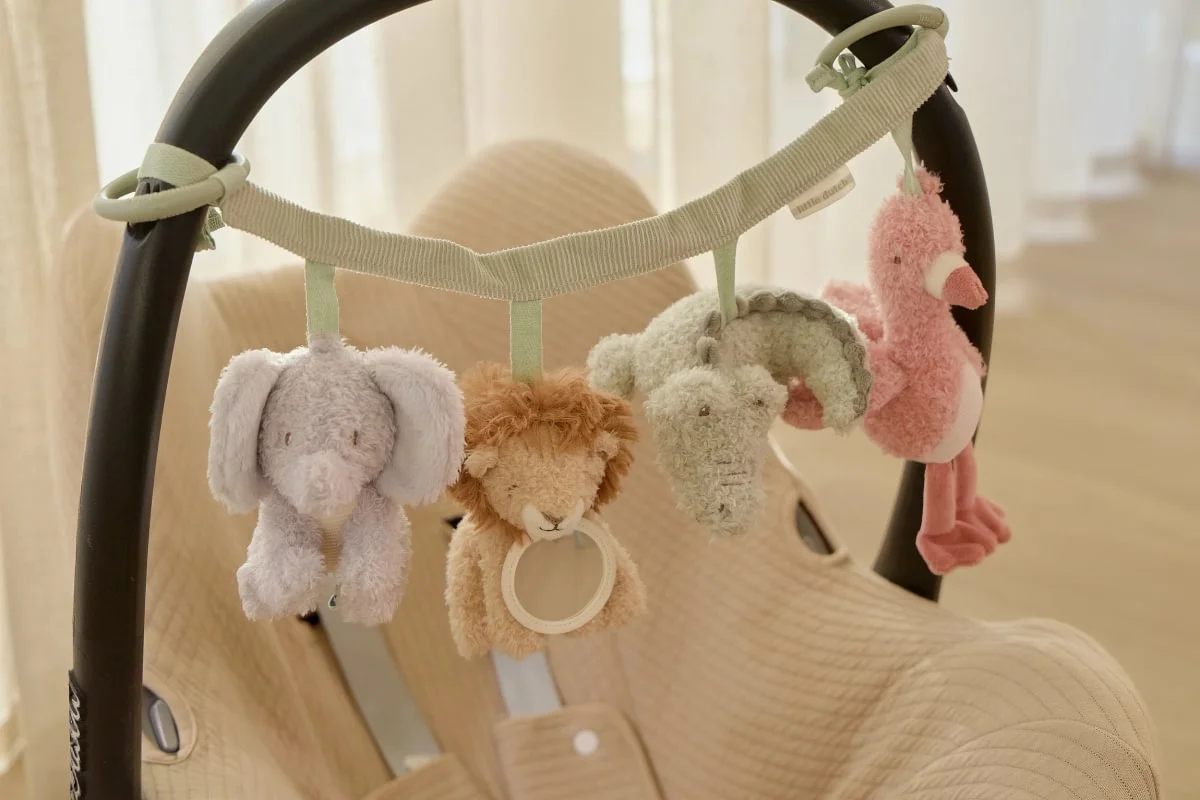 Brinquedo para carrinho de bebé com quatro peluches animais suspensos