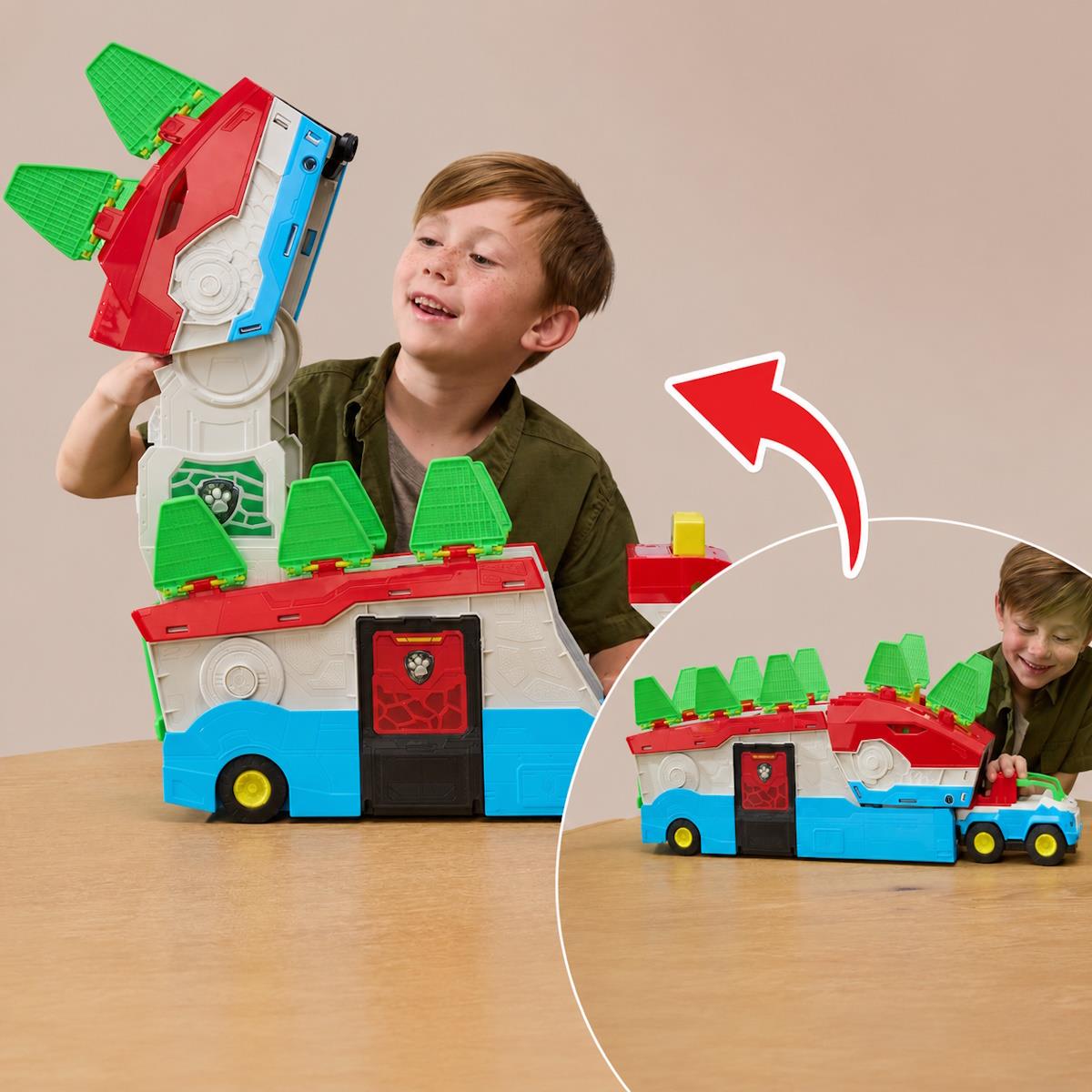 Menino a brincar com brinquedo transformável de caminhão em dinossauro colorido