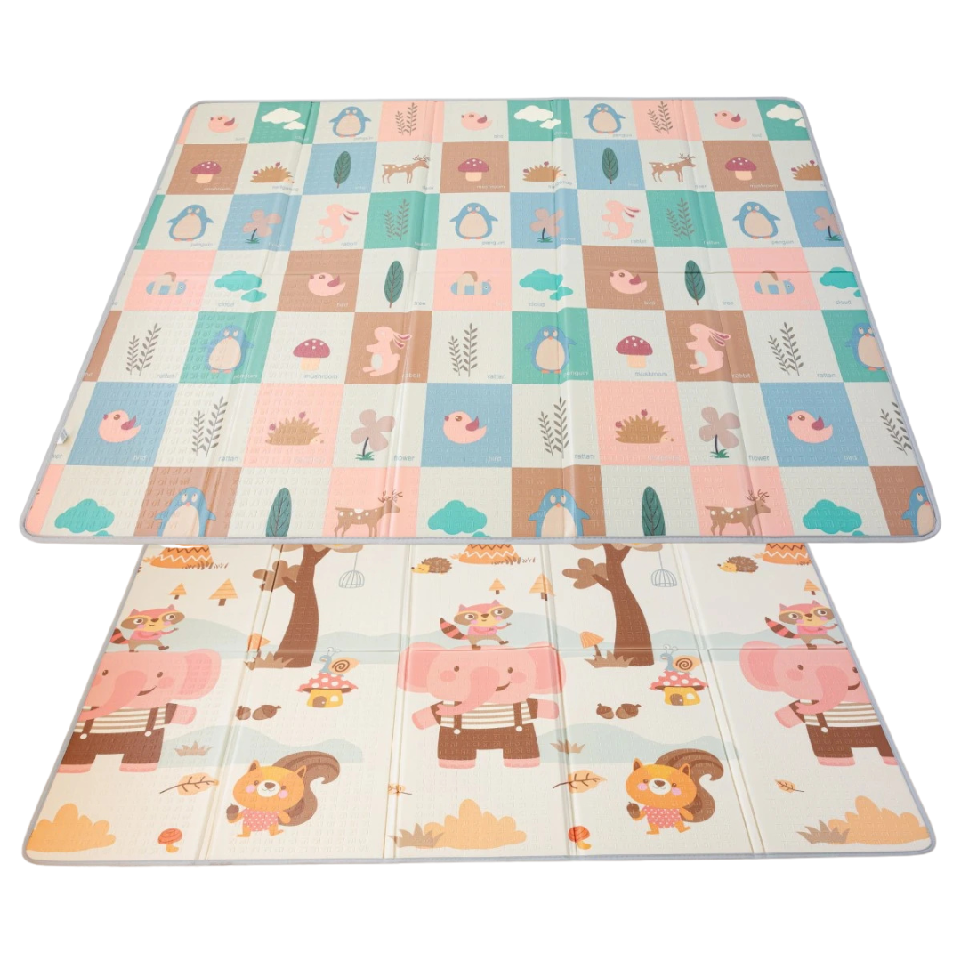 Dois tapetes infantis dobráveis com desenhos de animais e padrões coloridos em tons suaves