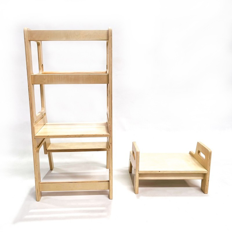 Dois móveis de madeira clara, um vertical e outro horizontal, sobre fundo branco