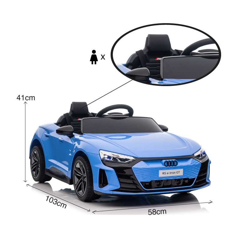 Carrinho elétrico infantil azul com volante e inscrição RS e-tron GT