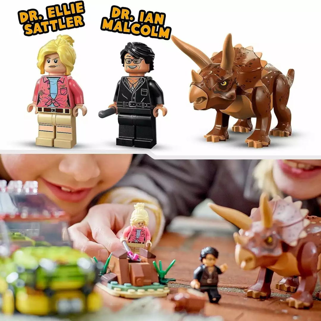 Figuras LEGO de dois personagens com um dinossauro tricerátopo castanho e crianças a brincar com elas.