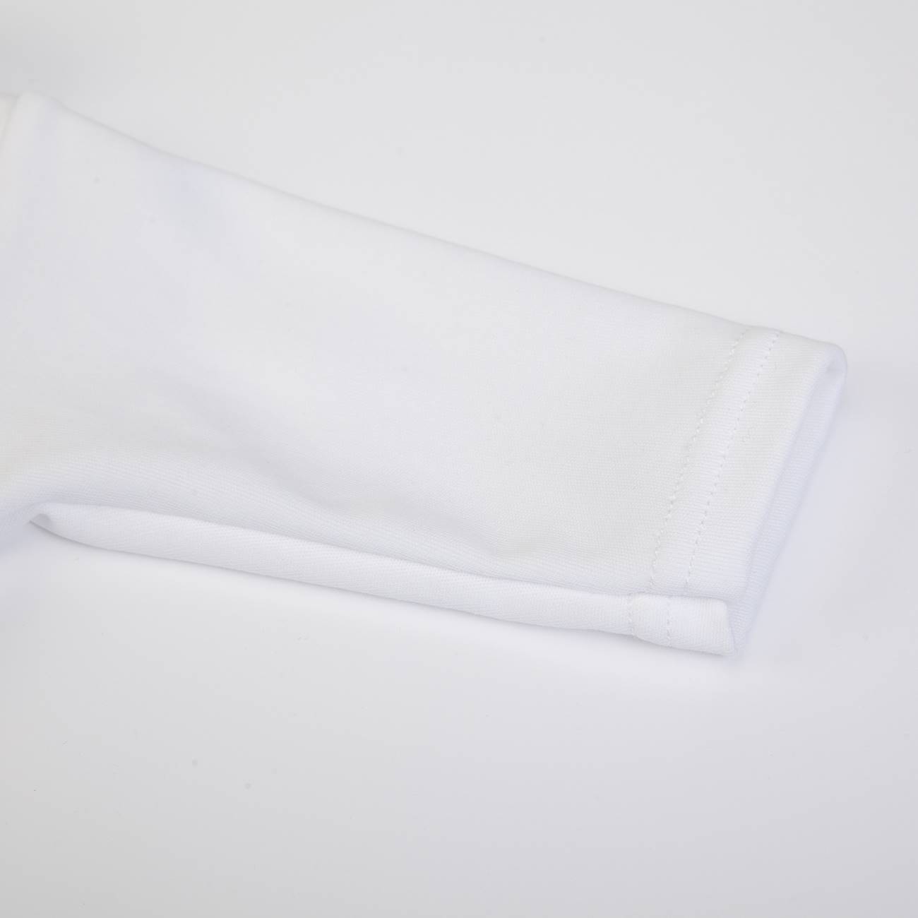 manga branca de peça de roupa com costura visível