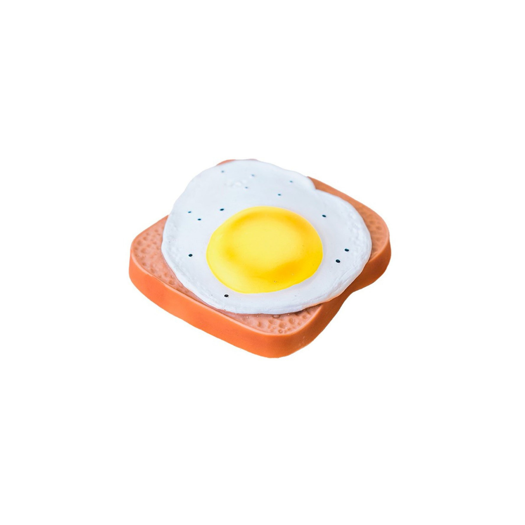 Brinquedo em forma de fatia de pão com ovo estrelado artificial em cima