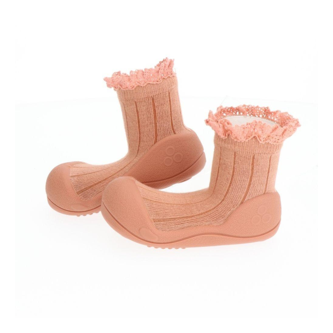 Botins cor-de-rosa para bebé com sola resistente e renda na borda