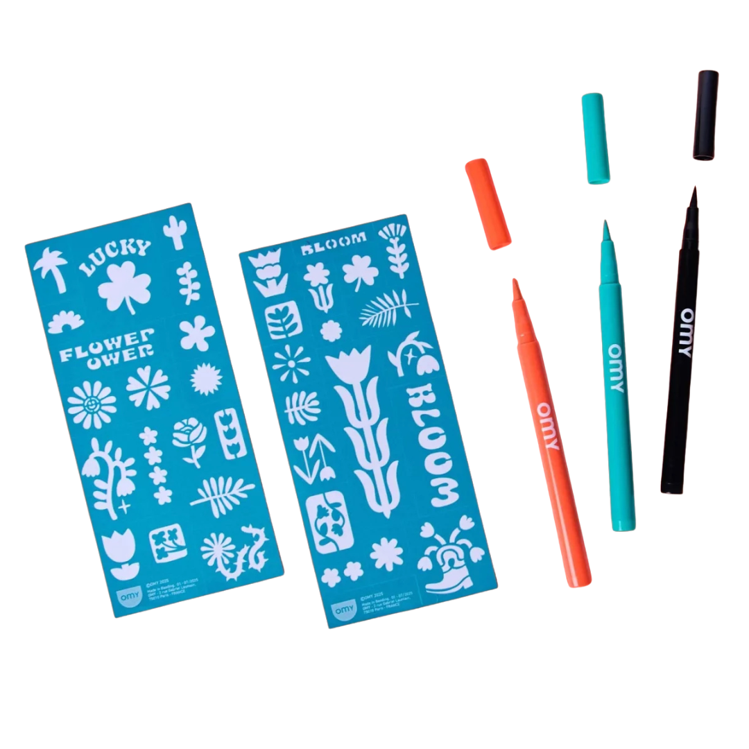 Stencil azul com desenhos florais e três marcadores coloridos
