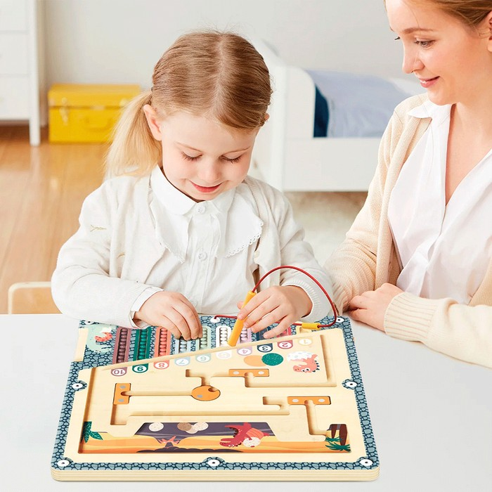 Tabuleiro de jogo infantil em madeira com labirinto e personagens coloridos
