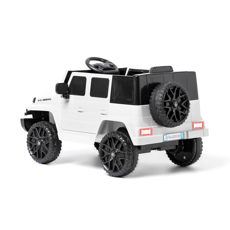 Carro de brincar para crianças em plástico branco e preto com jantes e volante pretos.