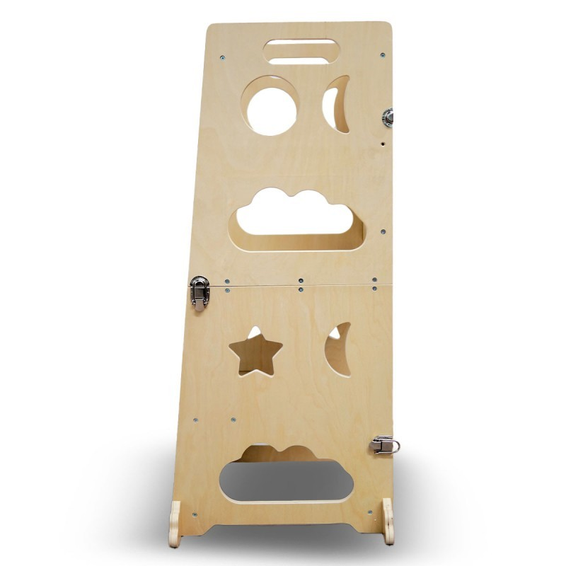 Estrutura alta em madeira clara com formas recortadas e fechos metálicos