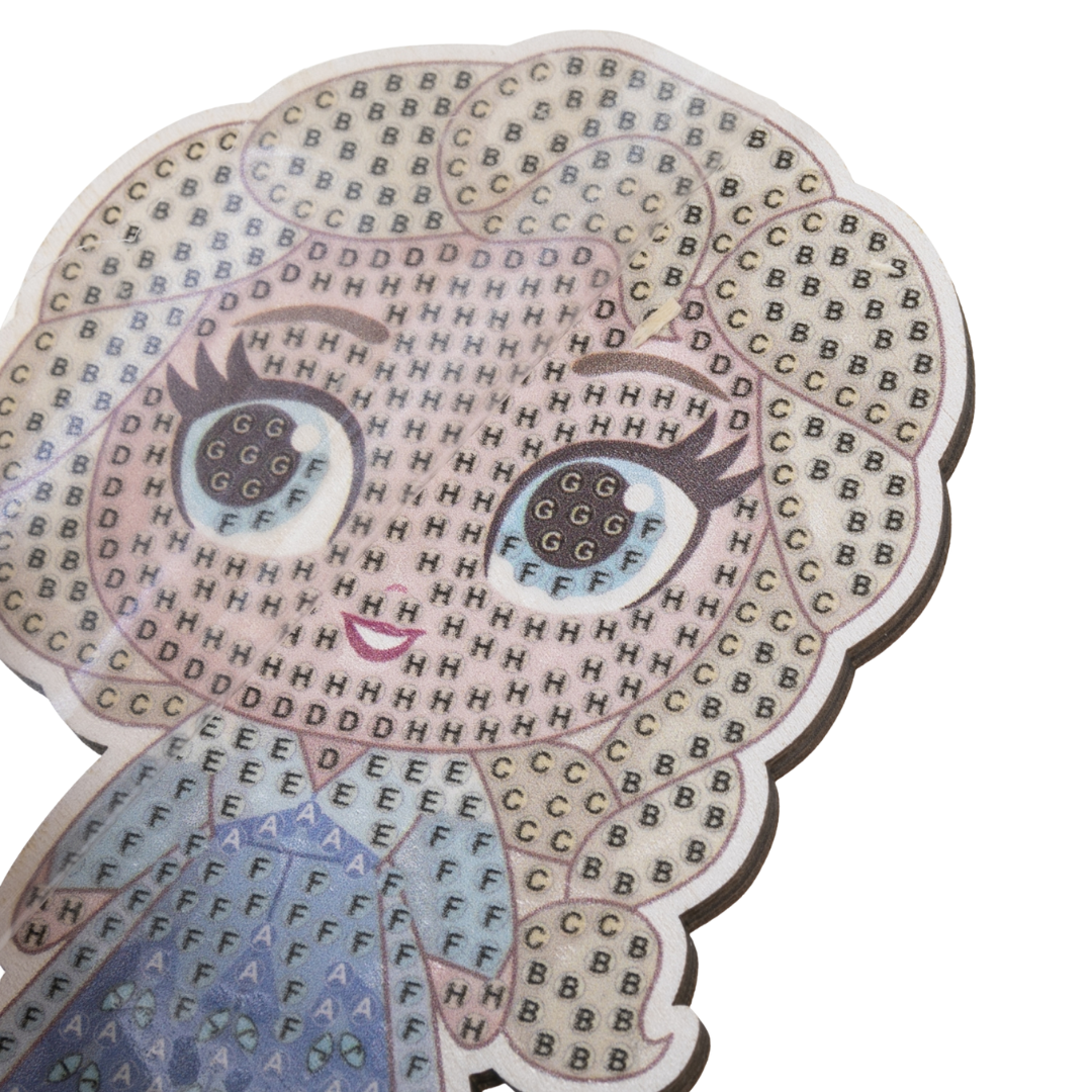 Quebra-cabeças de madeira com figura de menina e peças numeradas com letras.