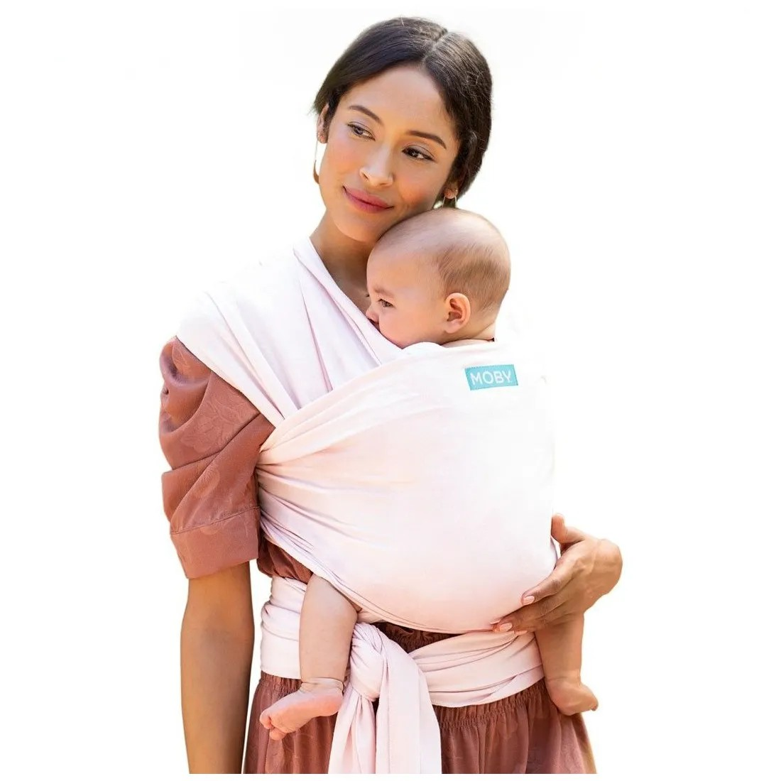 Mochila porta-bebés rosa claro com etiqueta MOBY utilizada por mulher que segura bebé