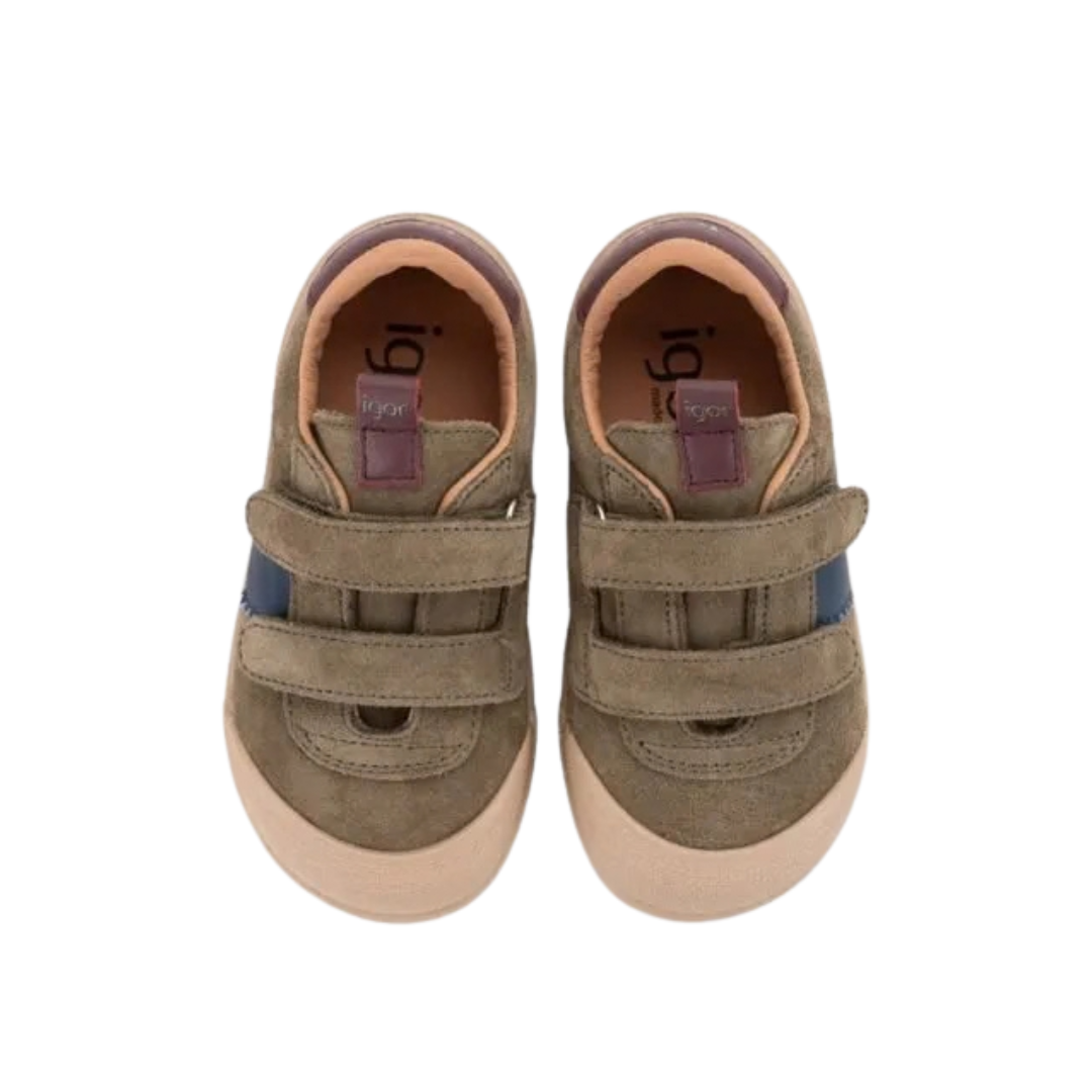 Sapatilhas infantis cor mocca com fecho de velcro e detalhes em rosa e azul