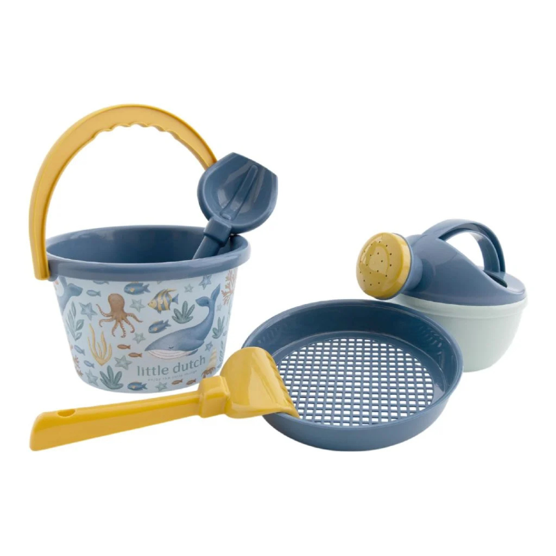 Conjunto de brinquedos para areia com balde ilustrado, regador, peneira e pá, em azul e amarelo.