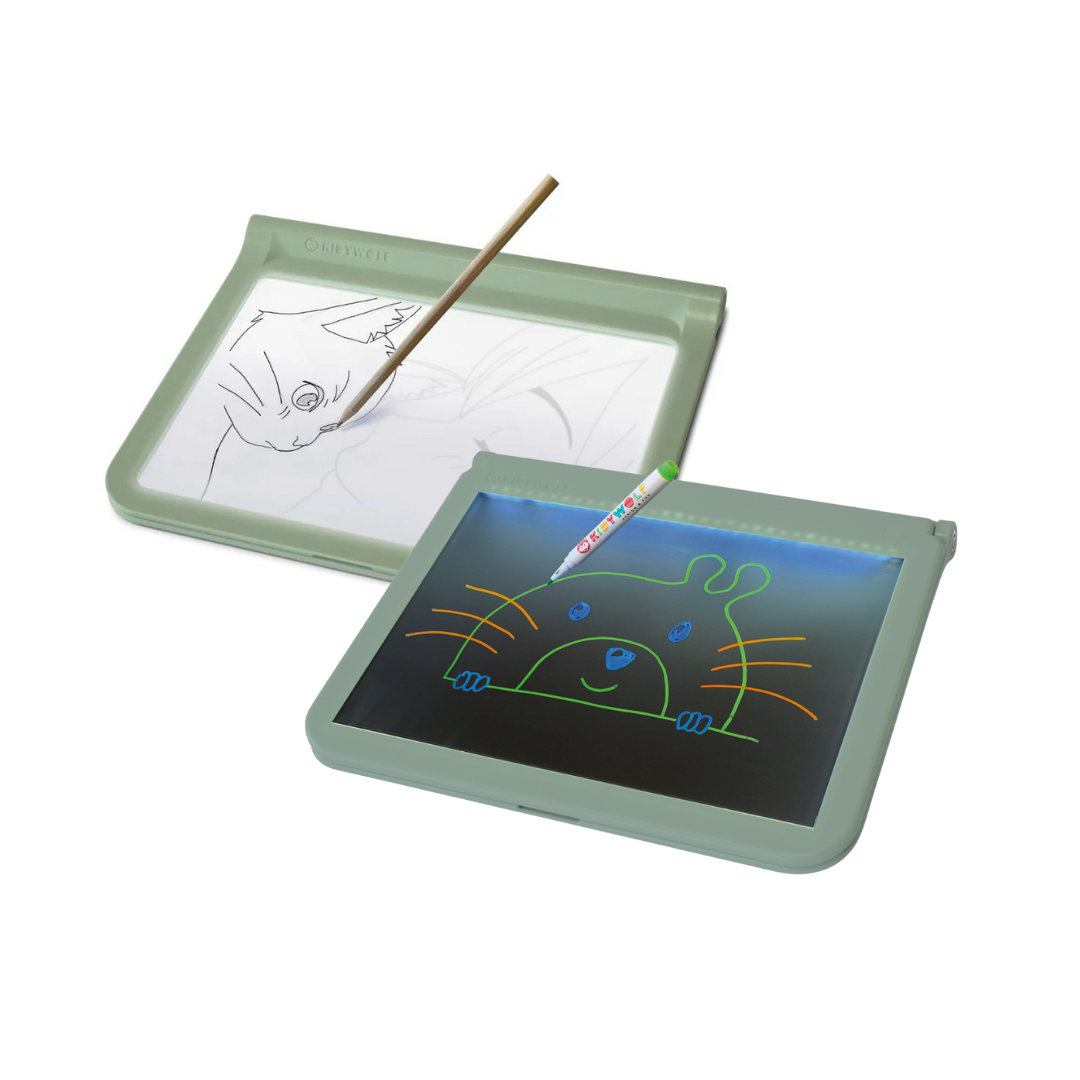 Duas pranchas Lightpad cinza claro com desenhos, uma em papel com esboço de gato e outra luminosa com desenho colorido.