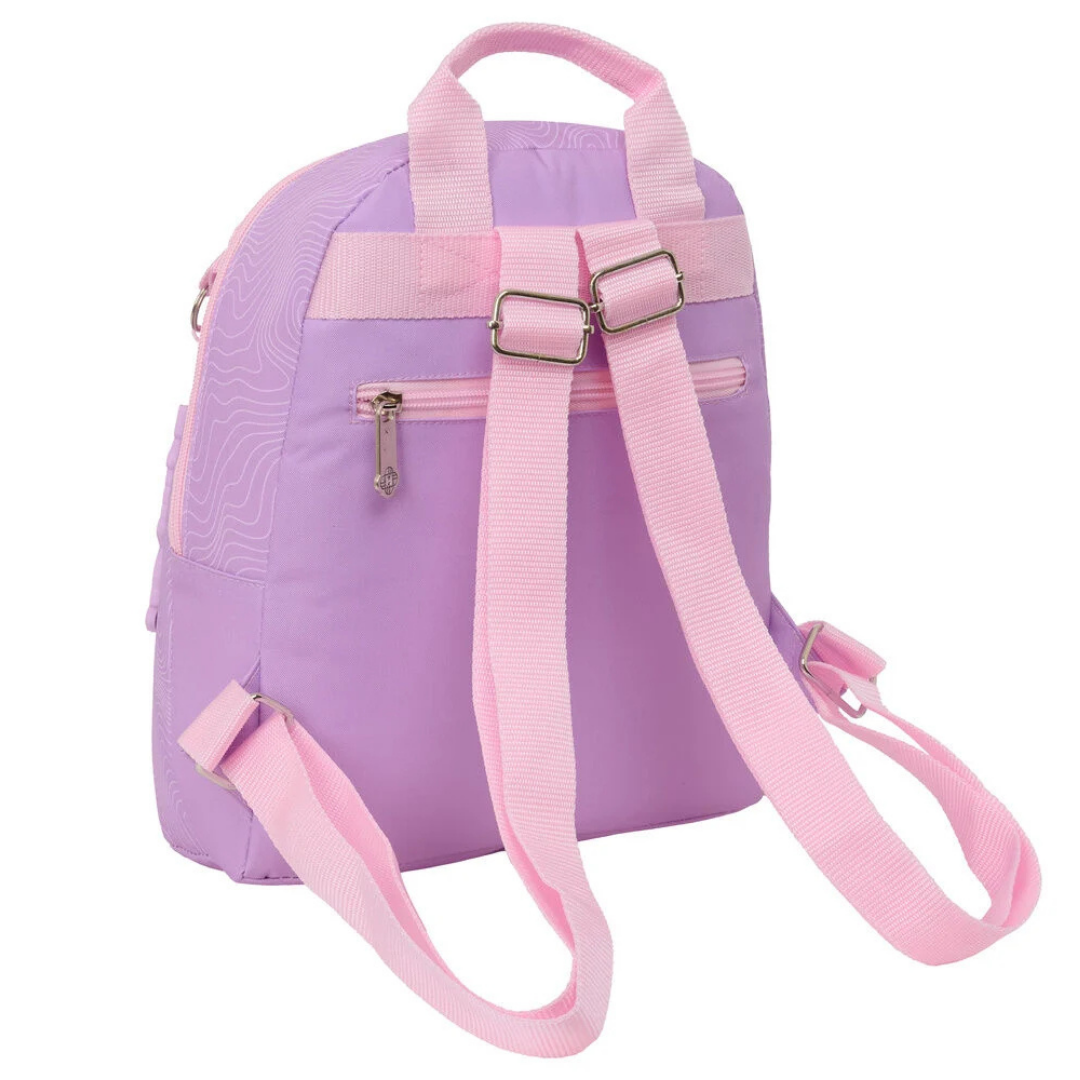 mochila lilás com alças rosa e zíper traseiro em fundo branco