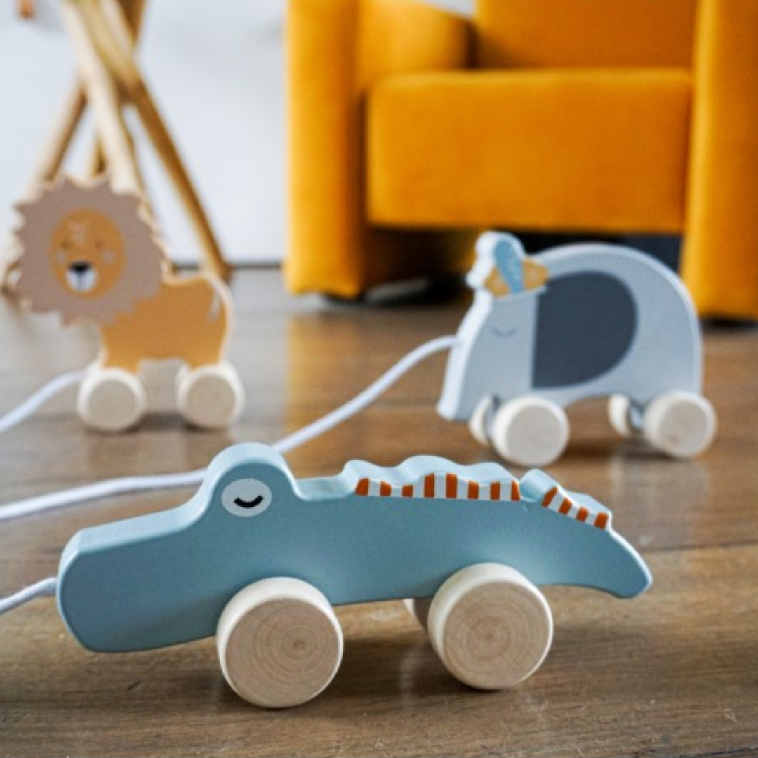 Brinquedos de puxar em madeira de crocodilo, elefante e leão com cores azul, cinza e castanho
