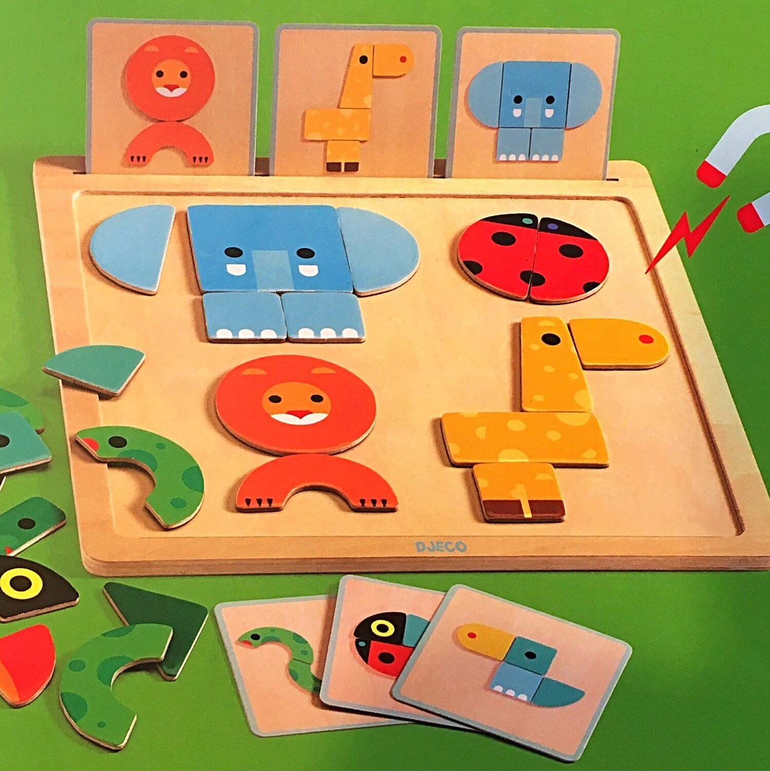 Jogo educativo de madeira com animais coloridos e base retangular clara