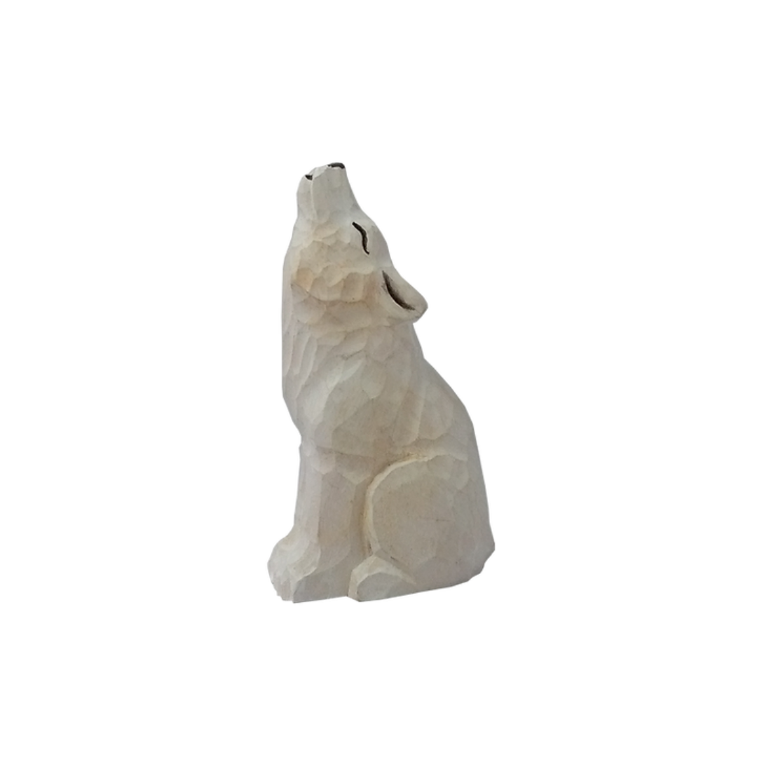 Estatueta de madeira de um lobo a uivar, textura facetada, madeira clara