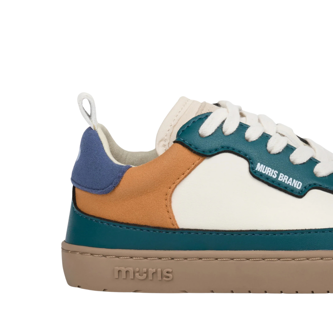 Sapatilha desportiva colorida com sola bege e texto MURIS BRAND