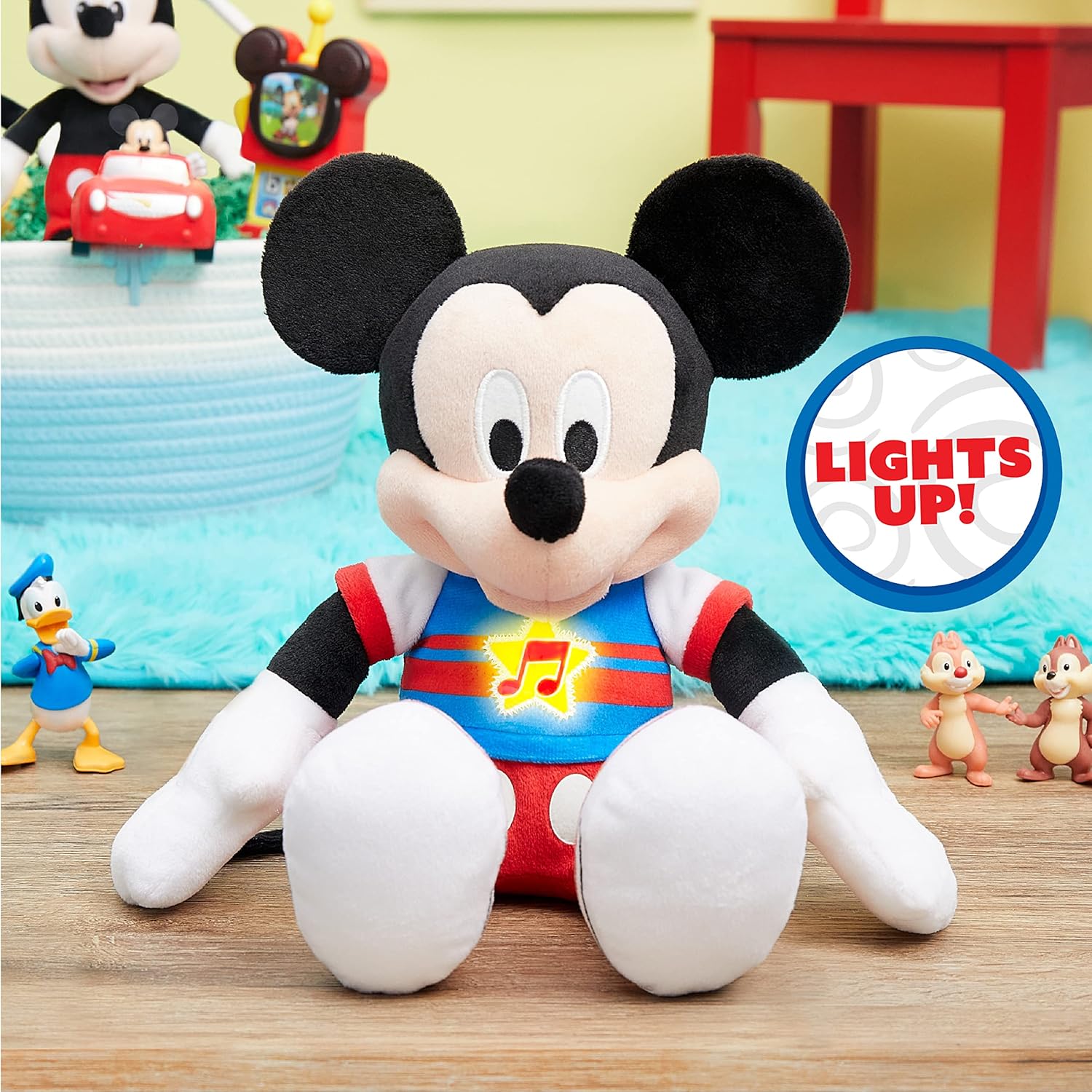 Boneco de peluche do Mickey Mouse com luzes, rodeado de personagens de desenhos animados.