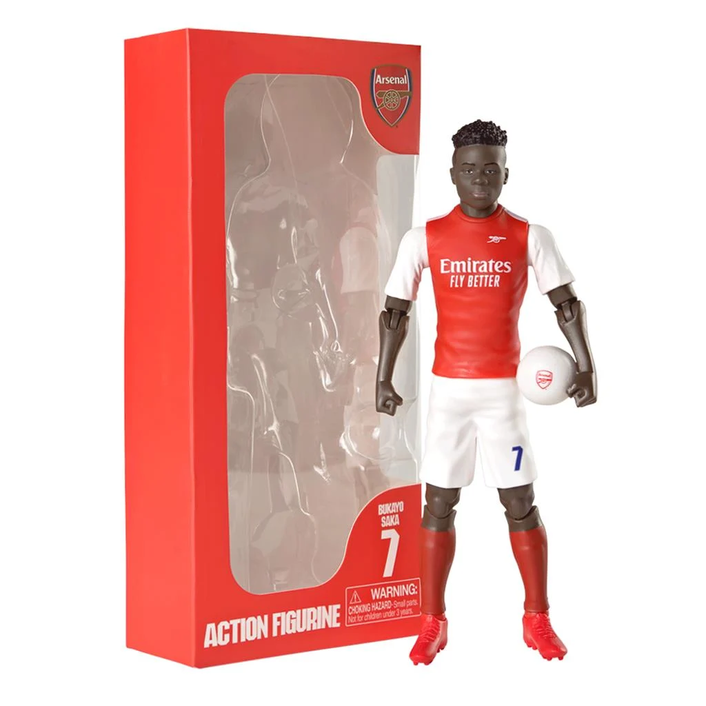 Boneco articulado de jogador Bukayo Saka com uniforme do Arsenal ao lado da caixa vermelha