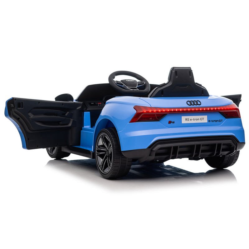 Carrinho de brinquedo azul RS e-tron GT com porta aberta