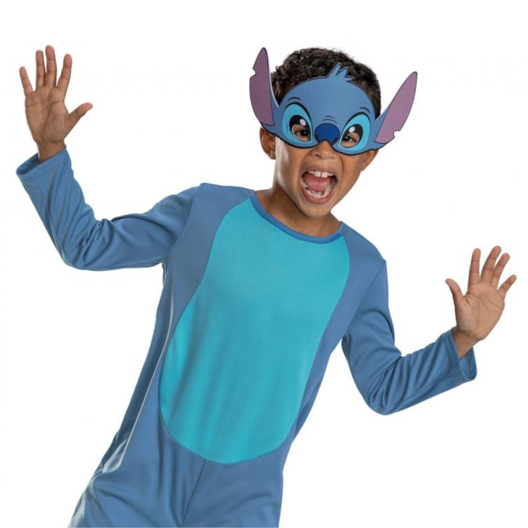 Criança vestida com fato azul e máscara do Stitch