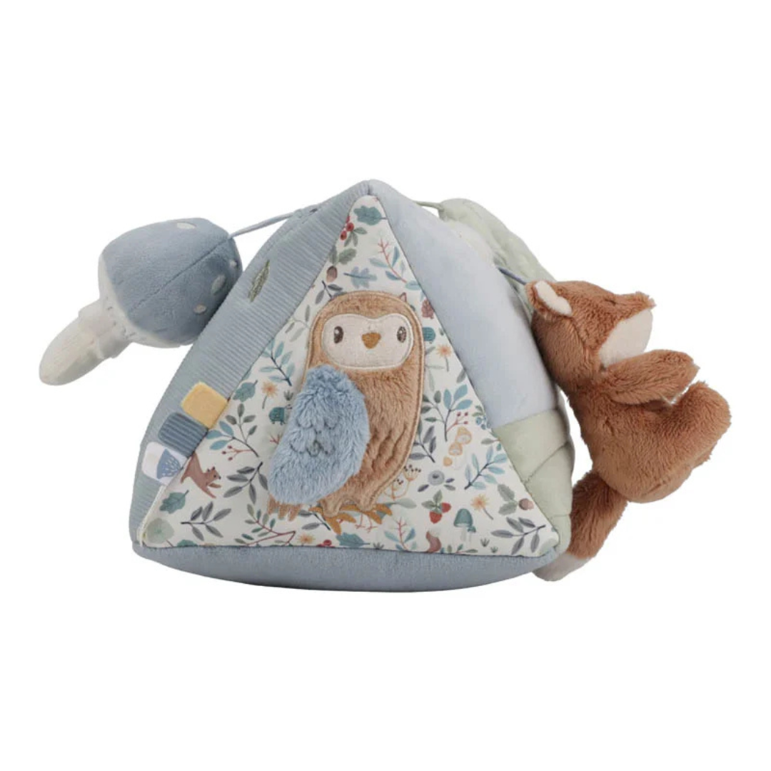 Brinquedo triangular infantil em tecido macio azul claro com padrão floral e bordado de coruja