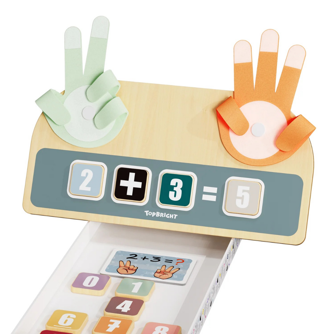 Jogo educativo de madeira Topbright com operação matemática e mãos de papel coloridas.