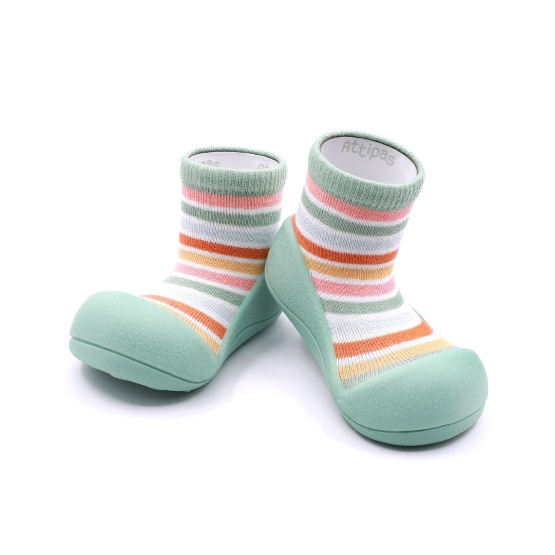 Sapatos de bebé com sola verde e tecido listrado colorido