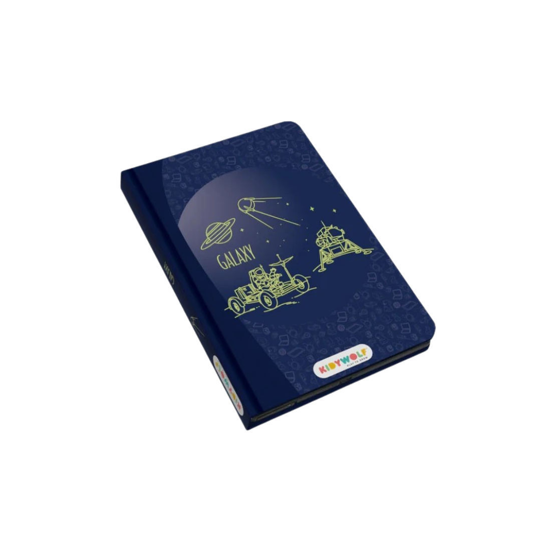 Caderno capa dura azul com desenhos amarelos espaciais e selo colorido KIDYWORLD