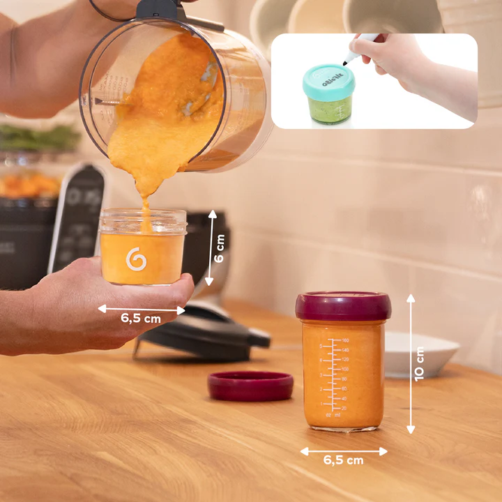 Frascos de vidro com tampas coloridas para alimentos em bancada de cozinha