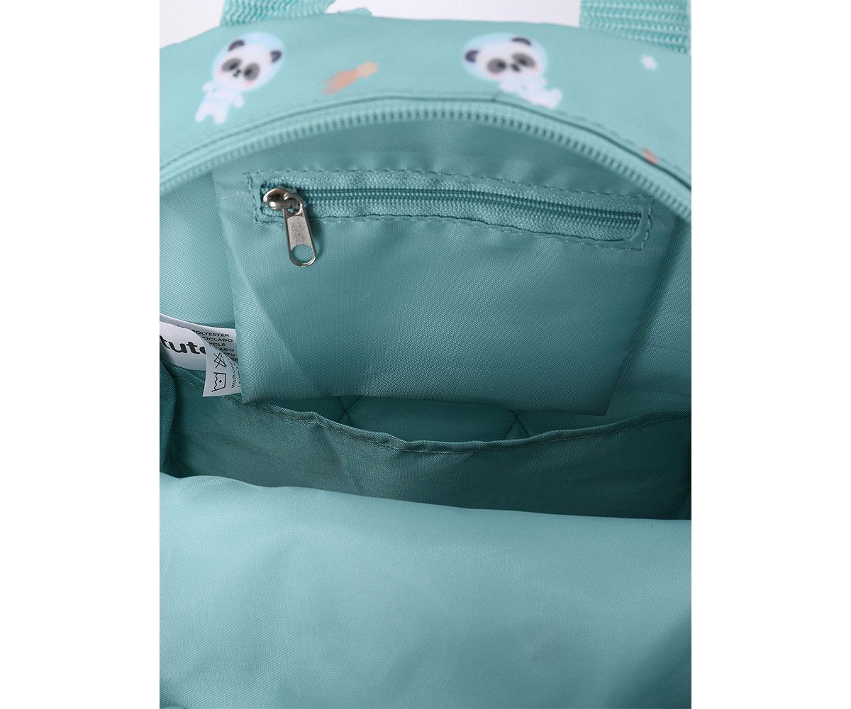 Interior de mochila azul claro com bolso com fecho e padrão com pandas