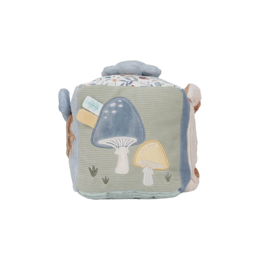 Cubo de tecido macio com cogumelos bordados e detalhes florais