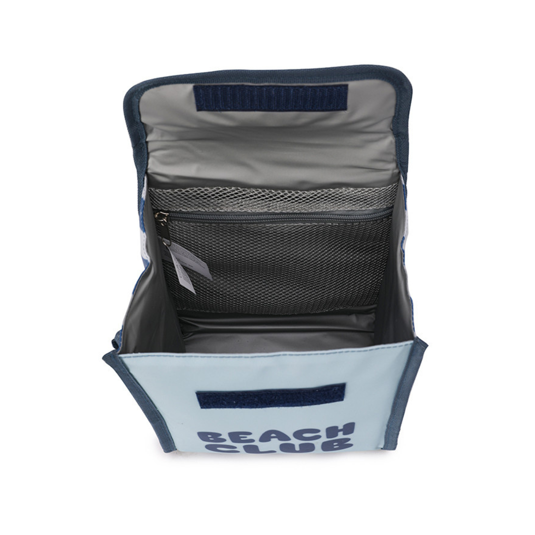 Mochila azul clara com texto BEAC H CLUB e interior cinzento com bolso de rede