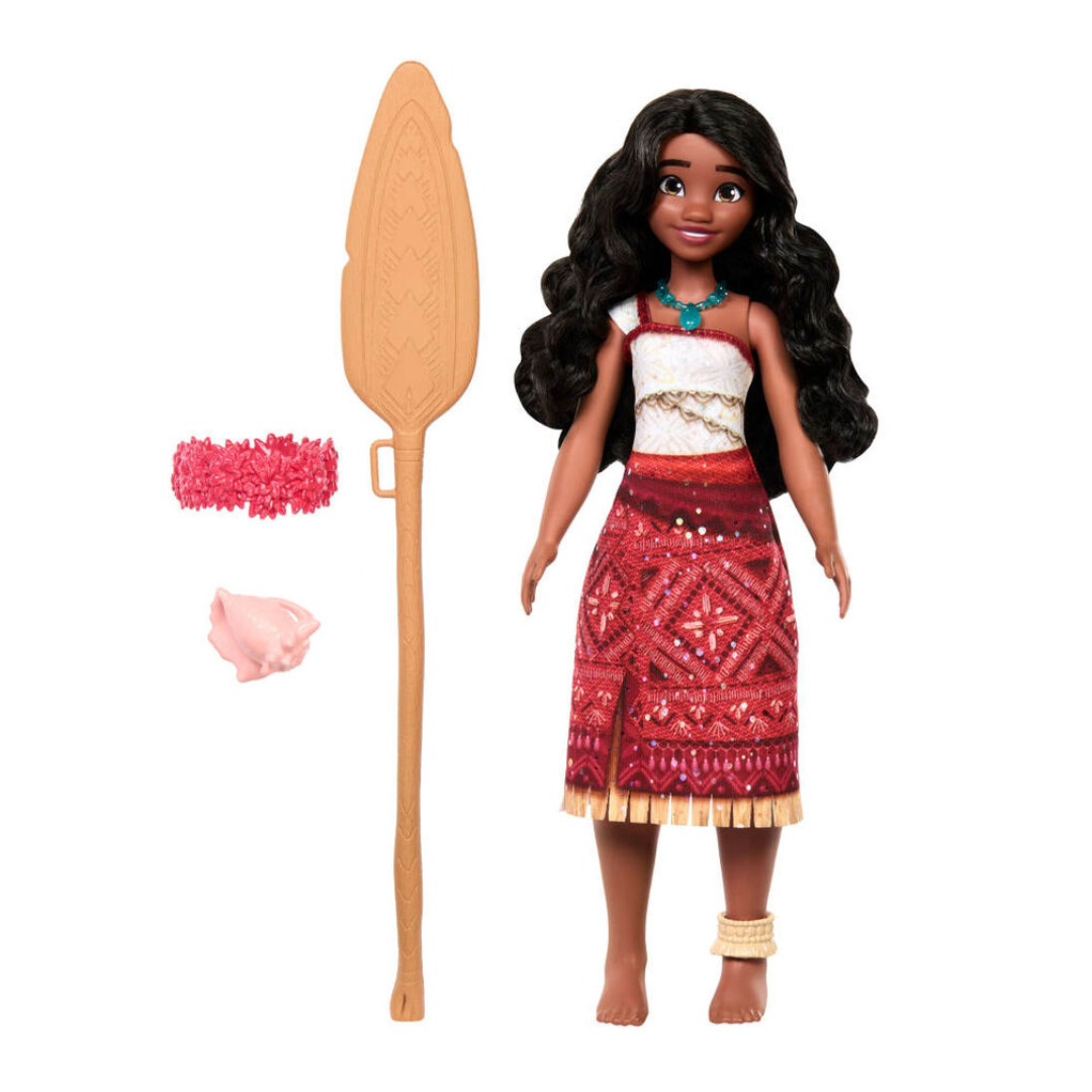 Boneca com vestido vermelho e branco e acessórios em fundo branco