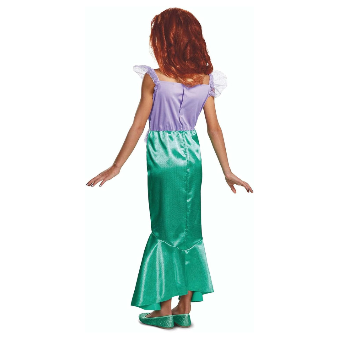 Menina vestida com fantasia de sereia lilás e verde, vista de costas.
