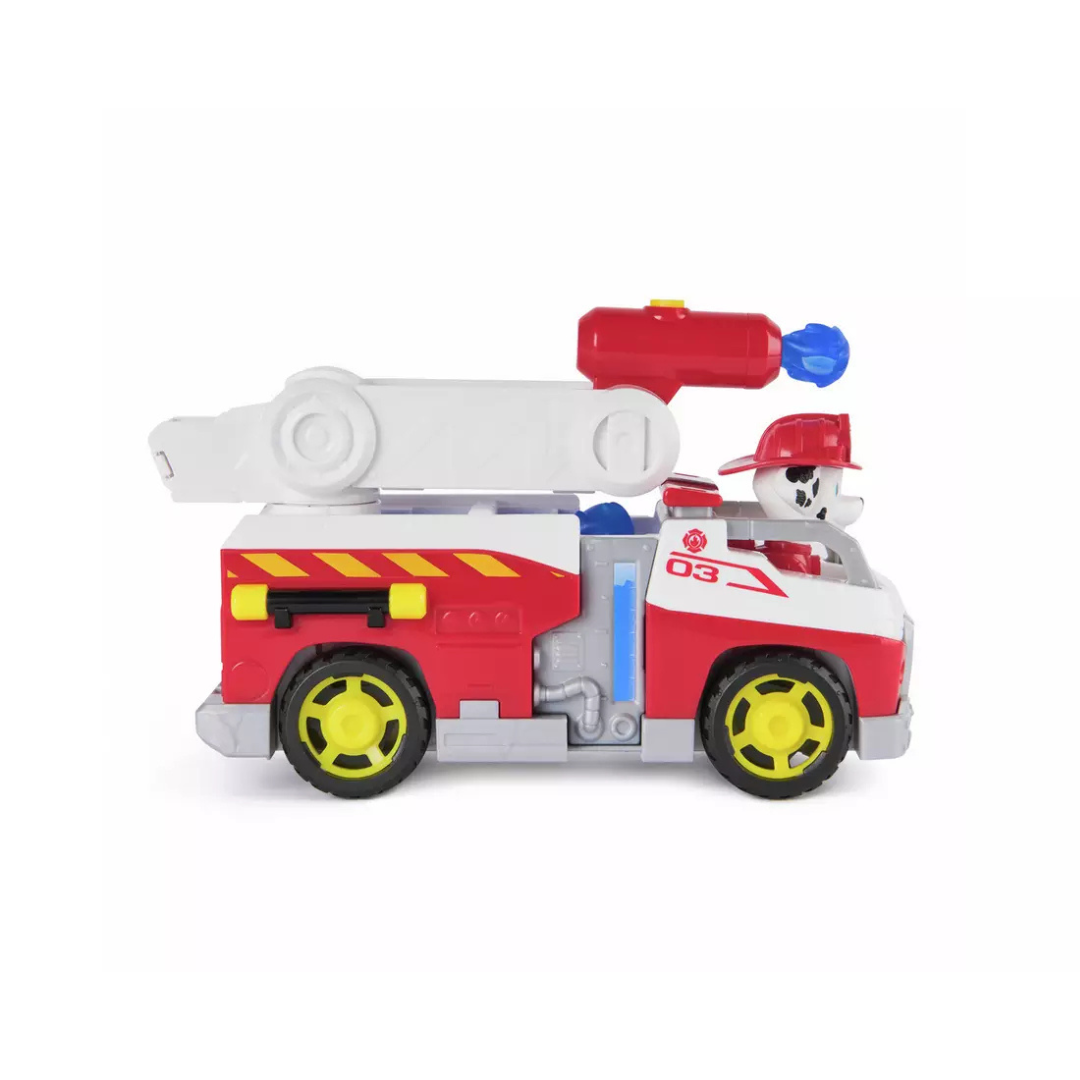 Brinquedo carrinha de bombeiros vermelha com escada branca e personagem de cão com capacete vermelho.