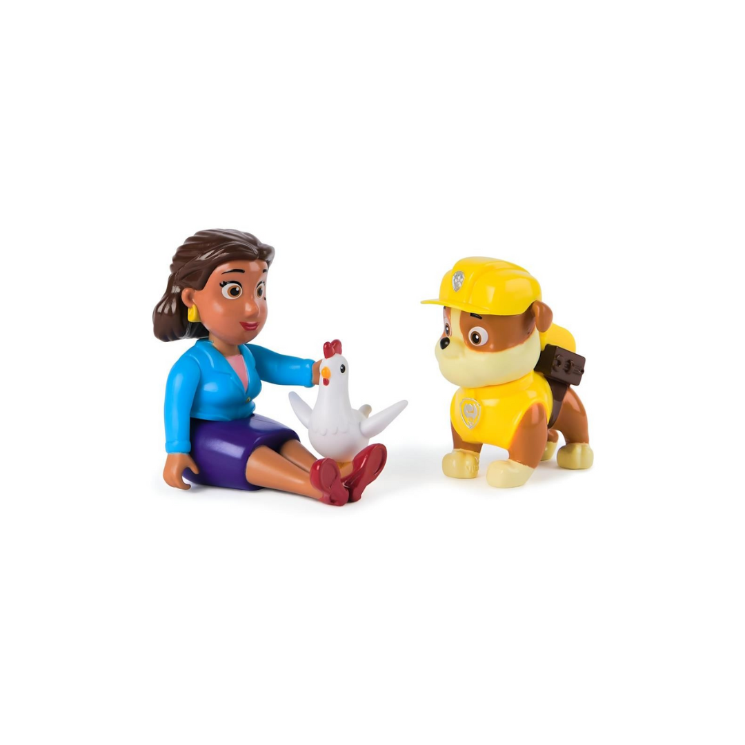 Brinquedos de figuras de mulher, galinha e cão com capacete em fundo branco