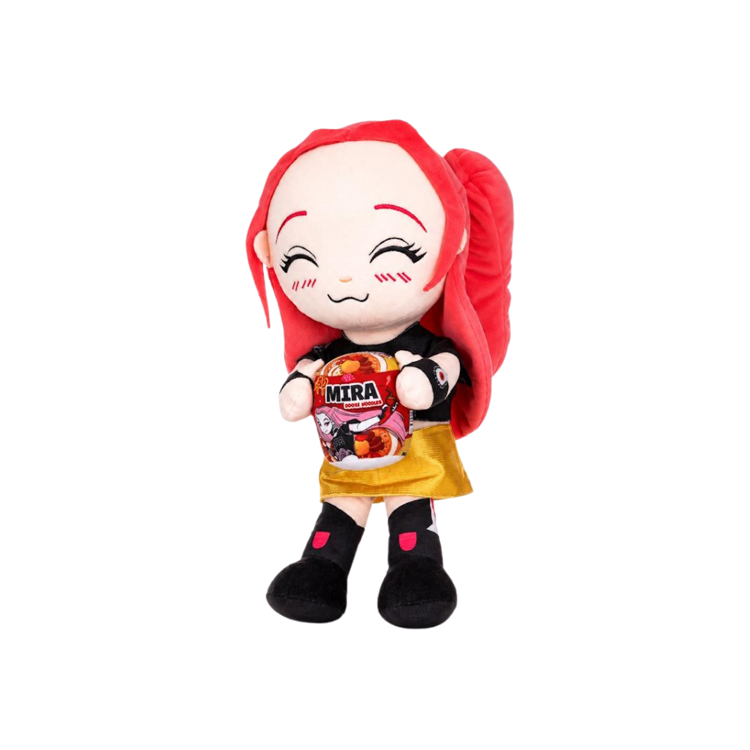 Pelúcia com cabelo vermelho a segurar embalagem de snacks MIRA