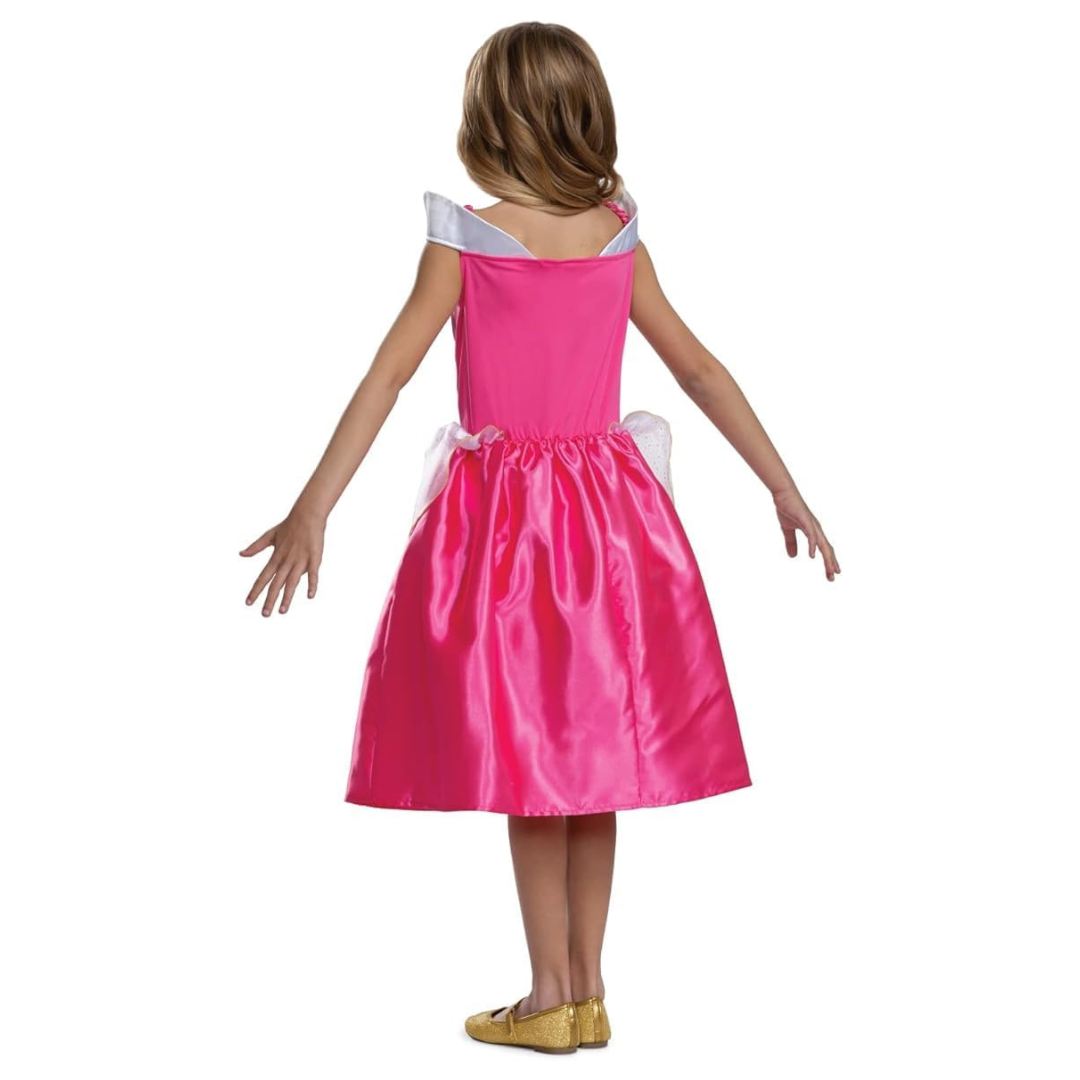 Vestido rosa brilhante de criança visto de costas com sapatilhas douradas