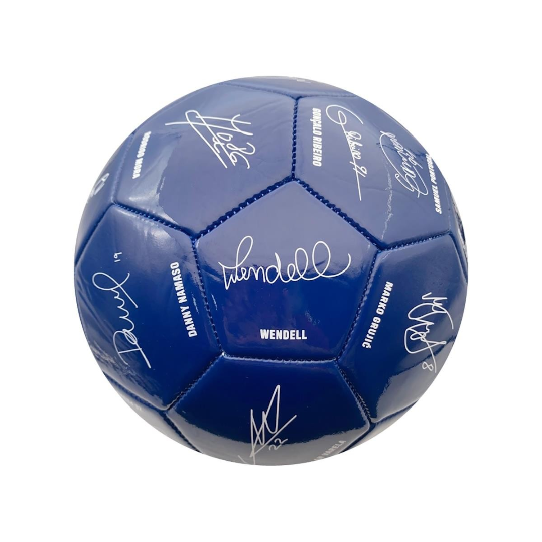 Bola de futebol azul com assinaturas brancas