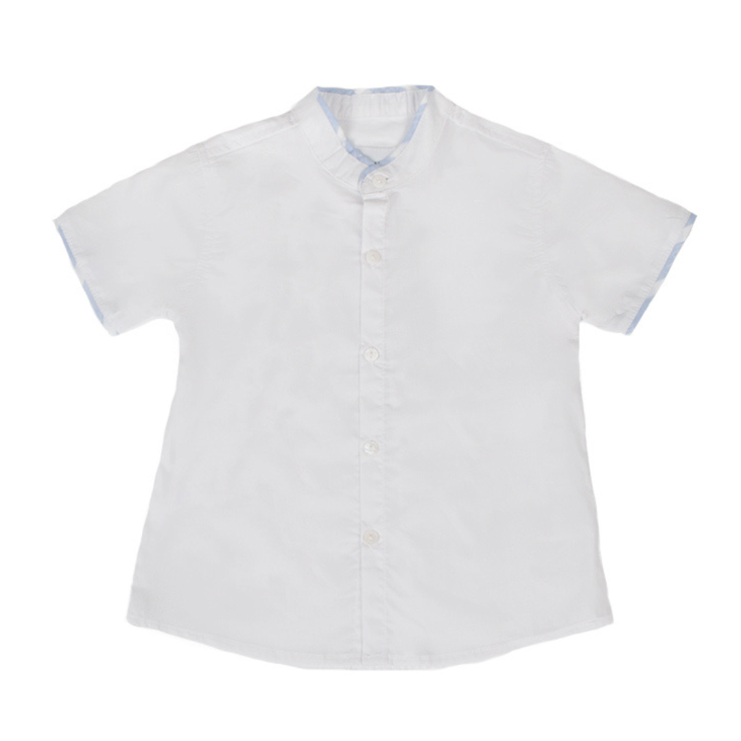 Camisa branca de manga curta com gola padre e detalhes azuis