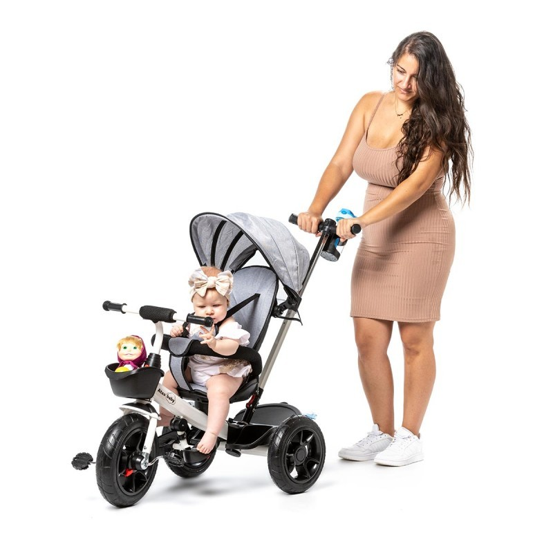 Triciclo infantil cinza com capota e mulher ao lado